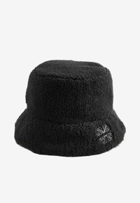 Pălărie tip găleată neagră, texturată, realizată din material plușat, cu un detaliu decorativ brodat pe o parte și o borură largă, inclintă în jos.