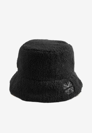 Černý kbelíkový klobouk s texturou z plyšové látky, zdobený vyšívaným dekorativním detailem na jedné straně a širokým, směrem dolů svažujícím se okrajem.