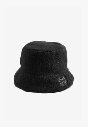 Pălărie tip găleată neagră, texturată, realizată din material plușat, cu un detaliu decorativ brodat pe o parte și o borură largă, inclintă în jos.