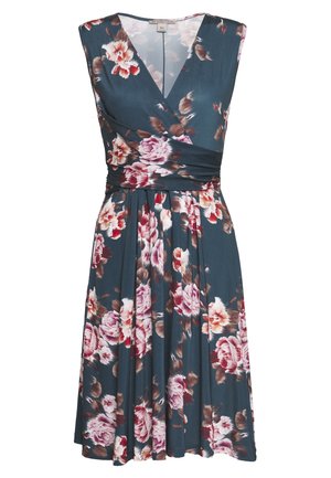 Robe sans manches mi-longue avec fond bleu canard foncé et imprimé floral rose, blanc et marron, avec un col en V croisé et une taille froncée.
