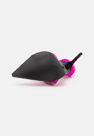 Zapato de tacón alto rosa con punta afilada, suela de cuero negro y acentos brillantes cerca del tacón. Parte superior de tela texturizada con un diseño elegante.