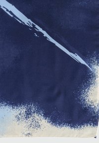 Marineblaue Seidenschal mit einem Verlauf Design, das mit strukturierten Sprenkeln zu einem helleren Farbton übergeht, akzentuiert durch ein glattes, stilisiertes Muster.