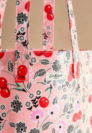 Ružová textilná taška s kvetinovým a ovocným vzorom v červenej, čiernej a bielej farbe, s krátkymi uchami a štítkom zobrazujúcim "Cath Kidston."