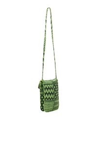 Borsa a tracolla intrecciata verde con motivi geometrici, dotata di chiusura a pattina e tracolla regolabile in un materiale leggero e testurizzato.