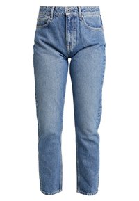 Vaqueros de mezclilla azul claro con cintura alta. Cuenta con cinco bolsillos, trabillas para el cinturón y un diseño de pierna recta. Texturizados con un ligero desvanecimiento.