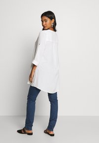 MAMALICIOUS MLMERCY 3/4 WOVEN TUNIC - Túnica - snow white