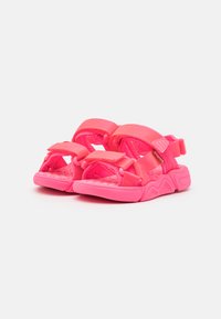 Rosa Sportsandalen mit verstellbaren Riemen, strukturierten Sohlen und einem leichten Design für verbesserten Komfort und Atmungsaktivität.