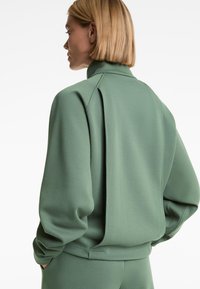 OYSHO PIQUÉ WITH COTTON AND POCKETS - Lehká bunda - green