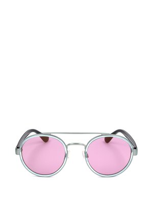 Occhiali da sole rotondi con montatura in metallo argento e lenti rosa su sfondo bianco.