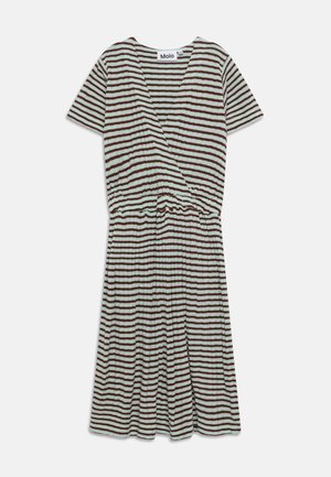 El vestido a rayas presenta un escote en V, mangas cortas y una cintura elástica. Los colores incluyen menta clara y marrón oscuro. El material es suave y elástico.