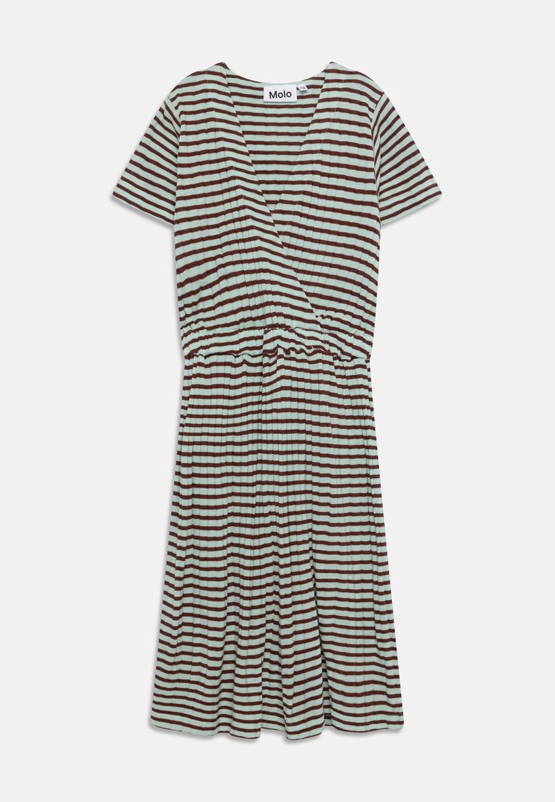 La robe rayée présente un décolleté en V, des manches courtes et une taille élastique. Les couleurs incluent menthe claire et marron foncé. Le matériau est doux et extensible.