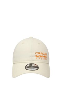 Regulowana kremowa czapka wykonana z bawełny. Posiada pomarańczowe logo "Oracle Red Bull Racing" z grafiką czerwonego byka. Standardowy zakrzywiony wizjer.