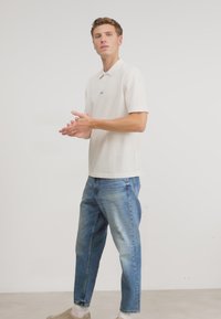 HUGO DANGULA - Bluză polo - open white