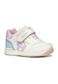 Sneaker bianchi e pastello con strap in velcro, design a farfalla con accenti rosa e blu, tessuto texture e suola in gomma, punta tonda.