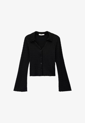 Zwarte gebreide cardigan met een gestructureerd patroon, lange klokvormige mouwen, een kraag en een knoopsluiting aan de voorkant, met een korte pasvorm.