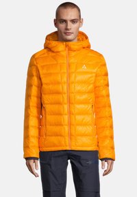 Puffig orange jacka med dragkedja fram, huva och quiltad textur. Har en liten logotyp på bröstet och sidofickor med dragkedja.