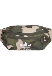 Kamouflage midjeväska med ett zip-försedd huvudfack, i mörkgrön och beige färger, med en vit Adidas-logotyp tryckt på framsidan.