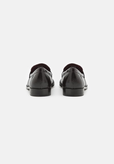 Schwarze Leder Schuhe mit glatter Textur, geschwungenem Design und niedrigem Absatz, featuring einer abgerundeten Zehe und ohne sichtbare Verschlüsse.