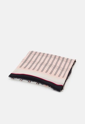 Bufanda plegada de color rosa claro con rayas negras verticales, borde blanco, línea roja fina y bordes con flecos negros sobre un fondo blanco.