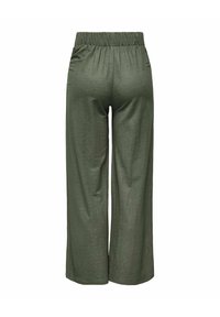 Pantalones de pierna ancha verdes, fabricados con un material suave y ligero, con una cinturilla elástica. La tela tiene una textura sutil y cae de manera suelta.