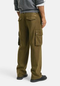 Olijfgroene cargobroek van gemetalliseerde stof, met meerdere zakken, een relaxte pasvorm en een recht gesneden ontwerp.