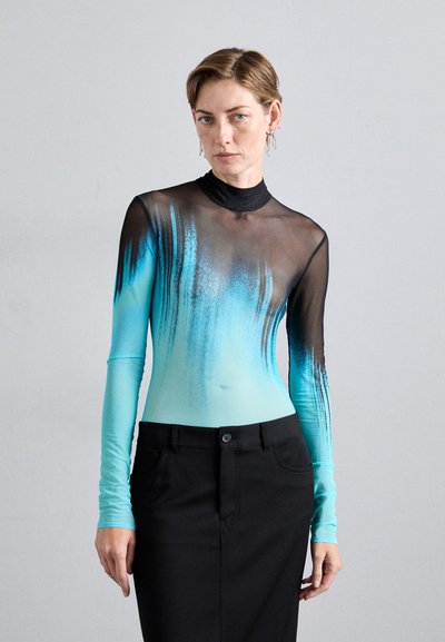 Haut à manches longues noir et turquoise avec col montant ; tissu transparent avec un motif dégradé ombre ; design ajusté ; détails de texture complexes.