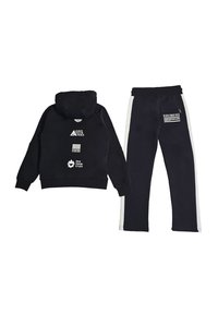 Felpa nera con cappuccio e tasca frontale, grafiche bianche sul davanti e pantaloni neri abbinati con righe laterali e etichetta sulla tasca posteriore.