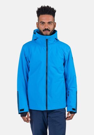 Chaqueta impermeable azul con capucha, cremallera frontal y detalles en negro. Presenta puños ajustables y una textura suave y elegante.