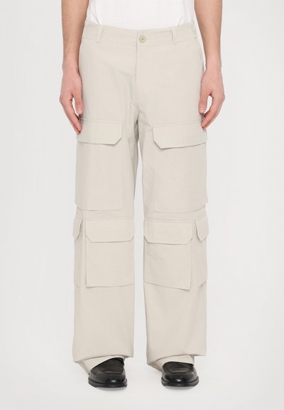 Pantaloni cargo beige realizzati in tessuto leggero, con multiple tasche a pattina di grandi dimensioni, design a gamba dritta e chiusura con un solo bottone.