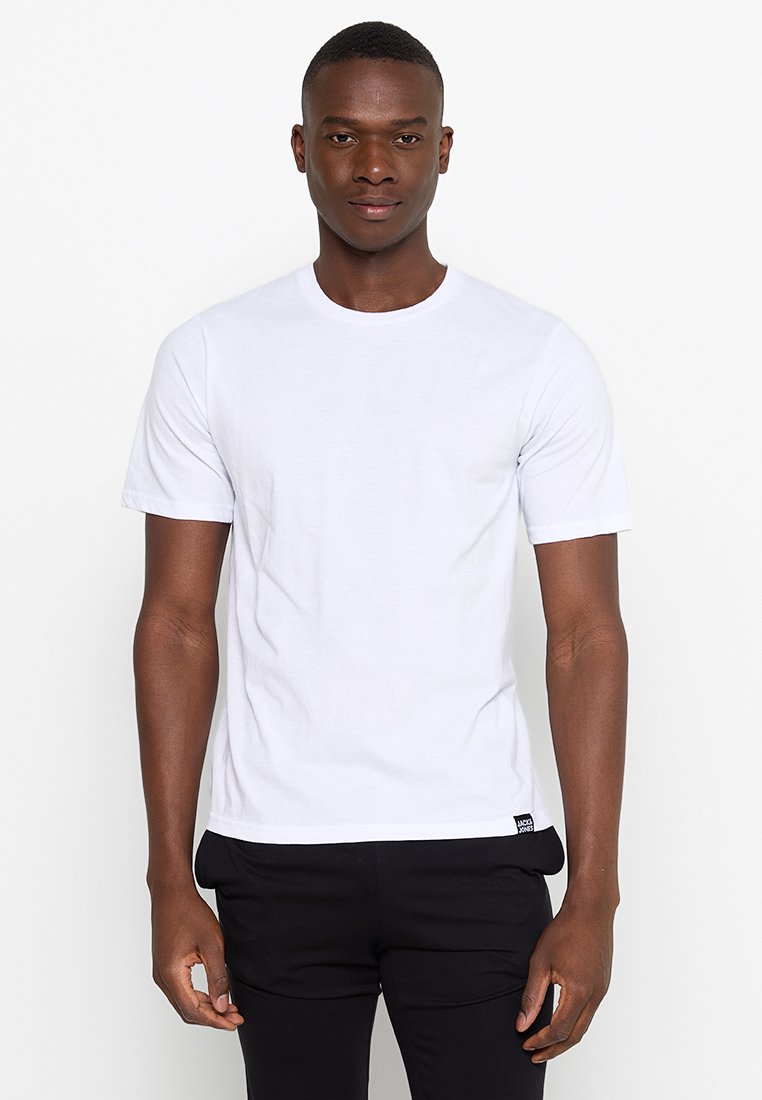 Weißes Baumwoll-T-Shirt mit Rundhalsausschnitt, kurzen Ärmeln, tailliertem Schnitt und einem kleinen Markenlabel auf der unteren linken Seite.