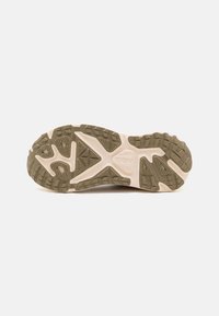 HOKA STINSON 7 - Chaussures de running - wheat/shifting sand