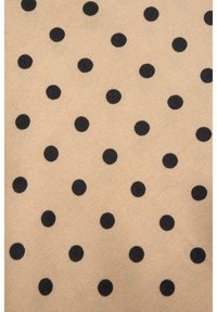 Beżowa tkanina z równomiernie rozmieszczonymi czarnymi groszkami, tworząca teksturowany wzór. Materiał wydaje się tkany z gładkim wykończeniem.