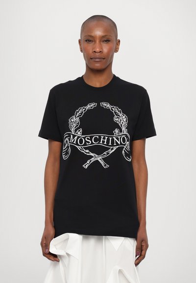 Czarna bawełniana koszulka z krótkim rękawem, z białym wzorem graficznym przedstawiającym gałązki laurowe oraz słowo "MOSCHINO" na wstędze, w luźnym kroju.