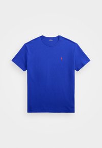 Camiseta de algodón azul real con cuello redondo, manga corta y un pequeño logotipo rojo en el área del pecho izquierdo. Textura suave, corte clásico.