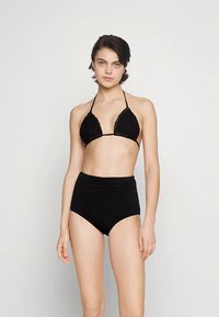 Sort hæklet bikini-top med justerbare snore, der har trekantede skåle. Højtaljede sorte teksturerede bikiniunderdele fuldender sættet.