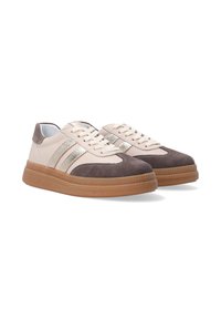 Sneaker mit einem Obermaterial aus beigem Leder, einer braunen Wildleder-Zehenschutzkappe und goldenen Akzentstreifen. Gummisohle mit strukturiertem Finish und genähten Details.