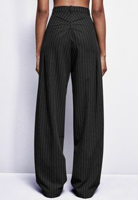 Patrizia Pepe Pantalon classique - black stripes