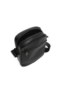 Čierna kožená crossbody taška s hladkým povrchom, dvojitými zipsovými priehradkami, nastaviteľným popruhom a minimalistickým dizajnom.