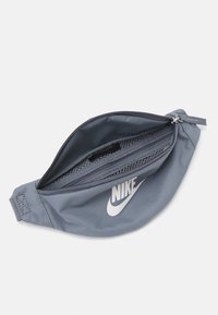 Nike Sportswear HERITAGE S WAISTPACK UNISEX - Τσαντάκι μέσης - smoke grey/summit white