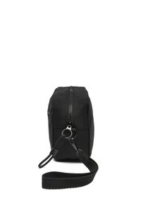 Čierna taška so zipsom v obdĺžnikovom tvare, vyrobená z hladkej tkaniny. Obsahuje popruh na zápästie a kovové prvky pre pripevnenie.