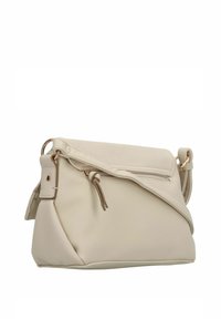 Bolso de mano de cuero beige con forma estructurada, que presenta una cremallera diagonal, herrajes en tono dorado y una correa para el hombro desmontable.