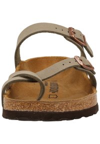 Sandales en cuir gris avec deux sangles réglables, boucles couleur cuivrée et semelle en liège brun. Semelle intérieure texturée avec marque visible.
