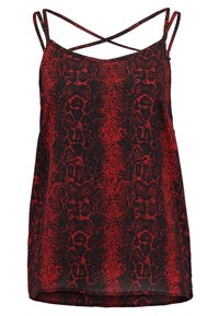 Camisole à imprimé serpent rouge et noir avec fines bretelles croisées, tissu léger et coupe décontractée. Le motif présente des accents audacieux et texturés.