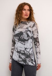 Långärmad topp med ett grått och vitt marmormönster, hög halsringning med vågiga kanter och ett mjukt, halvgenomskinligt tyg.