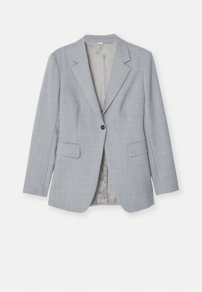 Blazer cinza com um tecido texturizado, fechamento de um botão, lapelas ponta de faca e dois bolsos frontais. Interior forrado com um acabamento suave.