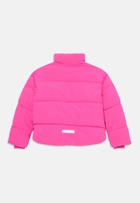 Chaqueta de plumas de color rosa brillante con cuello alto, mangas largas y un parche rectangular reflectante en la parte baja de la espalda, exhibida sobre un fondo blanco.