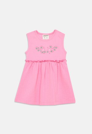 Ærmeløs lyserød kjole til småbørn med broderet blomsterdesign på brystet og indsnævret talje.