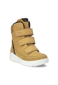 Tan Ecco högskor med tre kardborreband, gummisulor, texturerat mockaskinn på ovansidan och en svart accentpanel. Fodrade för värme.