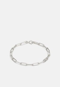 Silverkedja armband med avlånga pappersklippslänkar och en rund låsning. Ytan har en polerad finish med en liten logotypdetalj.