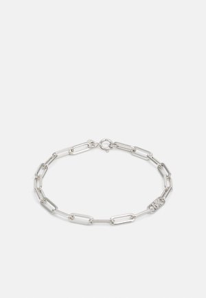 Zilveren kettingarmband met langwerpige paperclip schakels en een ronde sluiting. Het oppervlak heeft een gepolijste afwerking met een klein logo-detail.